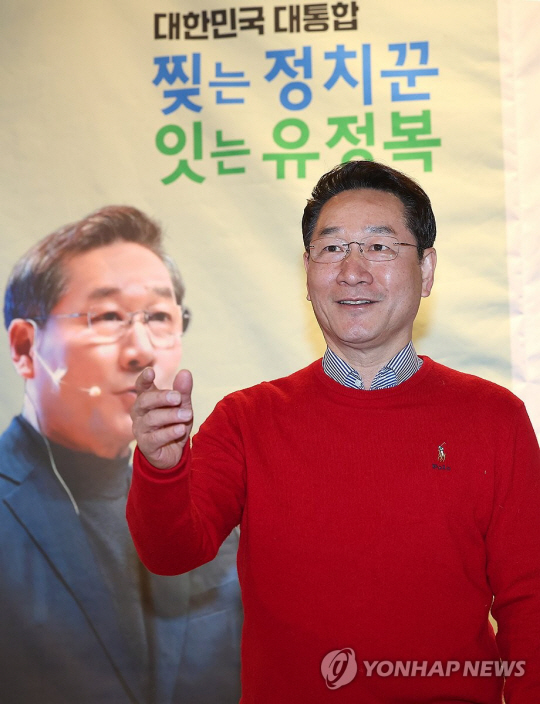 유정복 인천시장이 15일 인천 남동구 샤펠드 미앙에서 열린 ‘대한민국 대통합, 찢는 정치꾼, 잇는 유정복’ 출판 기념 저자와의 대화에서 인사말을 하고 있다. 연합뉴스