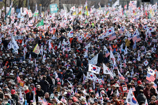 15일 서울 세종대로에서 대한민국바로세우기운동본부 주최 윤석열 대통령 탄핵 반대 집회가 열리고 있다. 연합뉴스