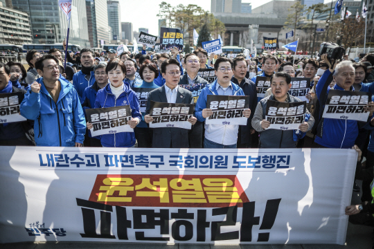박찬대(앞줄 오른쪽 세 번째) 원내대표를 비롯한 더불어민주당 의원들이 15일 ‘내란 수괴 윤석열 파면 촉구 도보행진’을 마치고 서울 종로구 광화문광장에 도착하고 있다. 뉴시스