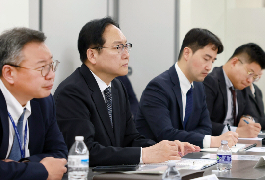 정인교(왼쪽 두 번째) 산업통상자원부 통상교섭본부장이 13일(현지 시간) 미국 워싱턴 D.C. 한국무역협회에서 열린 미국 현지 철강 진출기업 간담회에 참석해 철강 관세조치 등에 대한 업계 대응 현황을 논의하고 있다. 뉴시스