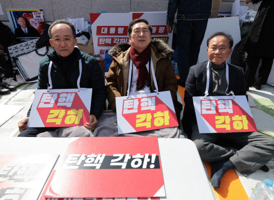 국민의힘 추경호(왼쪽부터), 김기현, 윤재옥 의원이 지난 13일 서울 종로구 헌법재판소 앞에서 윤석열 대통령 탄핵 각하 촉구 릴레이 시위를 하고 있다. 연합뉴스