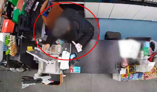 지난 2월 경기 파주시 한 편의점에서 아르바이트생이 금고 열어 지폐를 가져가려 하는 모습이 담긴 CCTV 장면. 해당 남성은 최근 상습 절도 혐의로 구속 송치됐다. 사진은 기사 내용과 직접 관련은 없음. MBN 보도화면 캡처