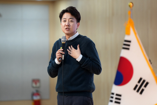 이준석 개혁신당 의원이 지난 13일 대전 유성구 한밭대학교에서 ‘거부할 수 없는 미래’를 주제로 강연을 하고 있다. 이준석 의원실 제공. 뉴시스
