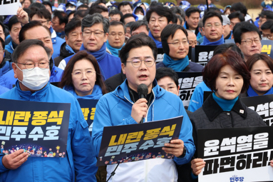 박찬대 더불어민주당 원내대표가 16일 ‘윤석열 대통령 파면 촉구’ 도보행진에 앞서 발언하고 있다. 연합뉴스