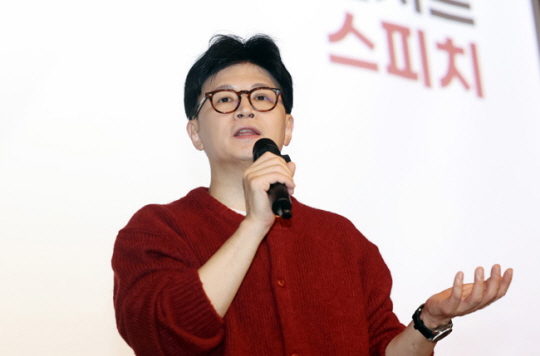 한동훈 전 국민의힘 대표가 10일 부산 부산진구 영광도서 8층에서 ‘한동훈의 선택, 국민이 먼저입니다’라는 주제로 북콘서트를 열고 있다. 뉴시스
