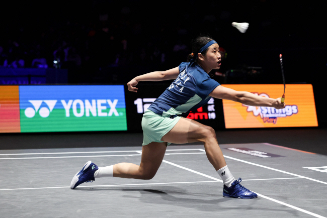 안세영이 17일(한국시간) 영국 버밍엄에서 열린 BWF 월드투어 슈퍼 1000 전영오픈 여자단식 결승전에서 중국 왕즈이의 공격을 차단, 받아넘기고 있다. AFP 연합뉴스