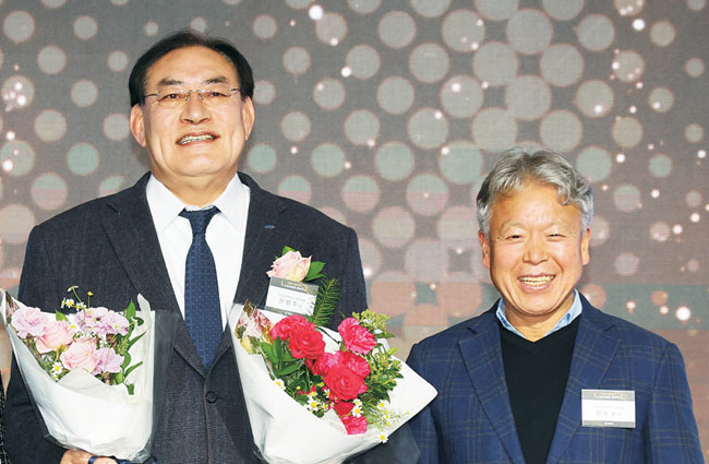 하형주(왼쪽) 이사장과 엄홍길 대장이 지난 1월 21일 ‘2024 대한민국 스포츠영웅 헌액식’에서 기념 촬영을 하고 있다. 뉴시스