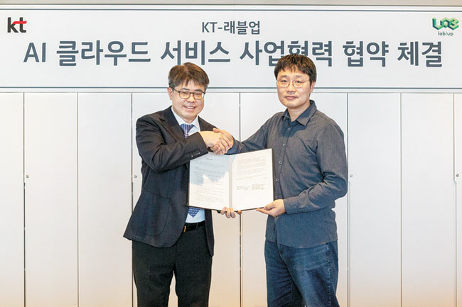 SK텔레콤이 지난해 말 개소한 가산 인공지능(AI) 데이터센터(위 사진) 모습. 그래픽처리장치(GPU) 서비스를 담당하는 이 센터는 안정적이고 높은 전력밀도로 기업들이 유연하게 GPU를 이용할 수 있도록 돕는다. 또 KT는 인공지능 스타트업 ‘래블업’과 업무협약(아래)을 체결하고 GPU 구독 서비스(GPUaaS) 사업을 추진 중이다. 각 사 제공