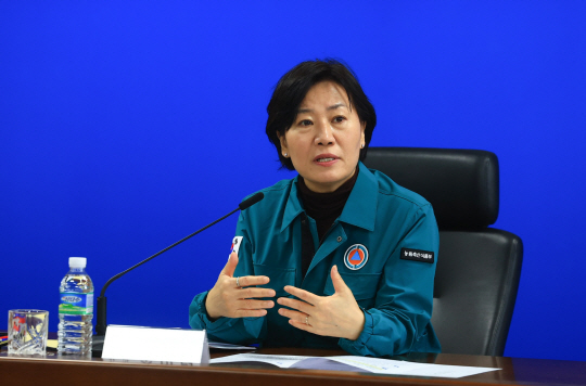 송미령 농림축산식품부 장관이 17일 전남도청 가축방역 상황실에서 구제역 방역관리 상황점검을 하고 있다. 농식품부·연합뉴스