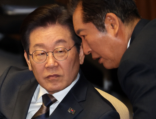 이재명 더불어민주당 대표(오른쪽)과 정청래 더불어민주당 의원. 연합뉴스