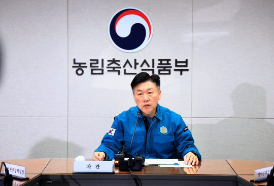 박범수 농림축산식품부 차관이 16일 정부세종청사 농식품부 재난상황실에서 구제역 중앙사고수습본부 회의를 주재하고 있다. 농림축산식품부 제공