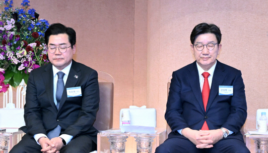 권성동(오른쪽) 국민의힘 원내대표와 박찬대 더불어민주당 원내대표가 16일 오후 서울 영등포구 여의도순복음교회에서 열린 한국교회 부활절 연합예배 2차 준비기도회에 참석해 예배하고 있다. 순복음교회 제공