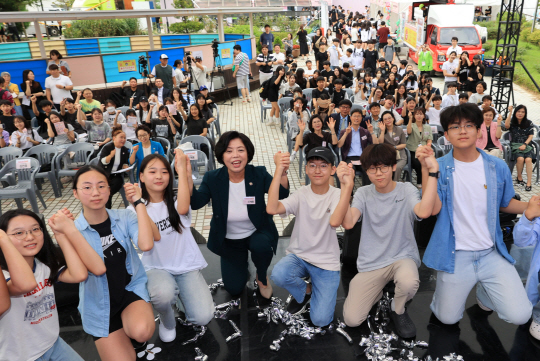 2024년 9월 열린 경기 과천시 제2회 청소년 진로페스티벌 개막식에서 신계용 과천시장과 청소년들이 손을 맞잡고 기념촬영을 하고 있다. 과천시청 제공