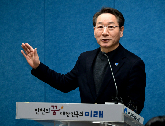 유정복 인천시장이 17일 인천시청 브리핑룸에서 기자회견을 열고 국민연금 개혁안으로 연금피크제 도입을 제안하는 기자회견을 하고 있다. 인천시 제공