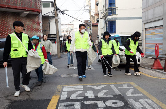 오승록(가운데) 서울 노원구청장이 주민들과 함께 관내 골목길 청소를 하고 있다. 노원구청 제공