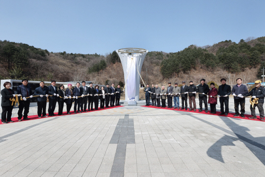 가평군이 북면 목동리 3·15 독립만세운동 발상지 공원에서 제38회 가평의병 3·15 항일운동 기념식과 3·15 독립만세운동 상징탑 제막식을 열고 있다. 가평군 제공