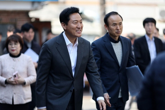 오세훈 서울시장이 17일 ‘규제철폐 33호 수혜지’ 서울 오류동 화랑주택 소규모 재건축 추진단지 현장점검을 하고 있다. 연합뉴스