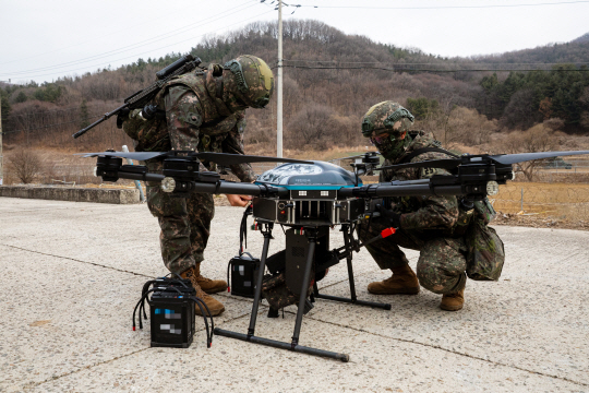 지난 12일 경기 파주 무건리훈련장에서 열린 한미연합 대량살상무기(WMD) 제거훈련에서 25사단 장병들이 의심시설을 정찰하기 위해 소총사격무인항공기를 준비하고 있다. 육군 제공