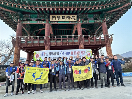 충주시 충청감영 앞에서 고령 박씨 종친들과 함께 기념촬영을 했다.