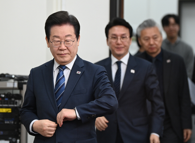 이재명(왼쪽) 더불어민주당 대표가 17일 오전 국회에서 열린 최고위원회의에 참석하고 있다. 박윤슬 기자