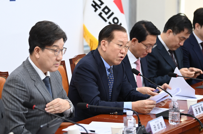 권영세(왼쪽 두 번째) 국민의힘 비상대책위원장이 17일 오전 국회에서 열린 비대위 회의에서 발언하고 있다. 왼쪽부터 권성동 원내대표, 권 비대위원장, 김상훈 정책위의장, 최형두 비대위원. 박윤슬 기자