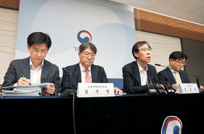정정훈(왼쪽 세 번째) 기획재정부 세제실장이 지난 11일 정부세종청사에서 열린 ‘유산취득세 도입 방안’ 사전브리핑에서 발언하고 있다. 연합뉴스