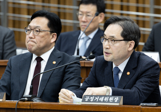 한기정(오른쪽) 공정거래위원장이 18일 국회 정무위원회 전체회의에서 답변하고 있다.국회사진기자단·연합뉴스
