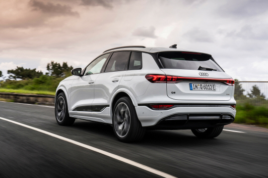 아우디코리아가 출시한 준대형 전기 SUV ‘더 뉴 아우디 Q6 e-트론’. 아우디코리아 제공.