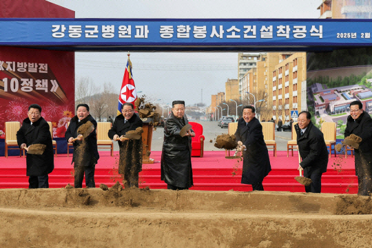 김정은(가운데) 북한 국무위원장이 최근 강동군 병원과 종합봉사소 건설 착공식에 참석한 모습. 노동신문 캡처