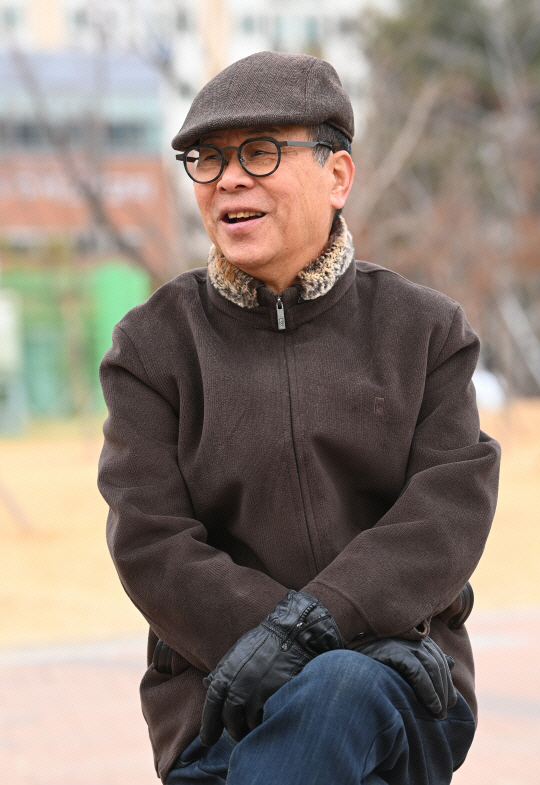 송재익 캐스터가 지난 2021년 문화일보와 인터뷰 하고 있는 모습. 문화일보 자료 사진