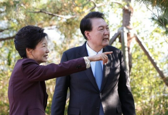윤석열 대통령이 대구 달성군 박근혜 전 대통령의 사저를 방문, 박 전 대통령과 산책하며 이야기를 나누고 있다. 연합뉴스