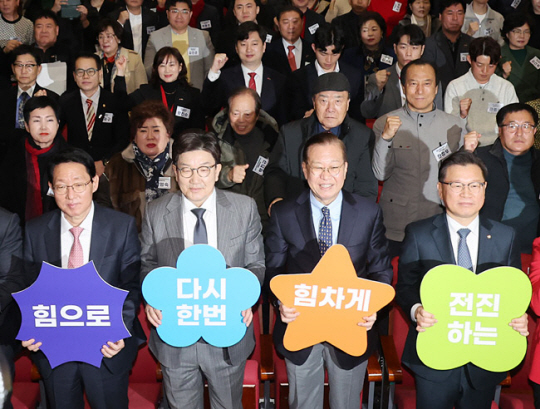 권영세 국민의힘 비상대책위원장과 권성동 원내대표가 17일 서울 여의도 국회의원 회관에서 열린 전국 시·도당 및 당원협의회 주요당직자 연수에서 기념촬영을 하고 있다. 연합뉴스