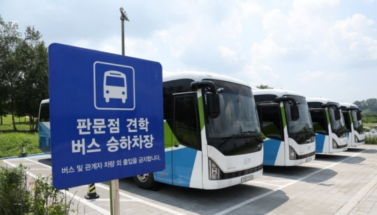 2023년 7월 19일 경기도 파주시 임진각 판문점 견학지원센터에서 견학버스가 주차되어 있다. 전날 주한미군 병사 1명이 판문점 견학 중 월북했으며, 이날 예정된 판문점 견학은 중단됐다. 연합뉴스