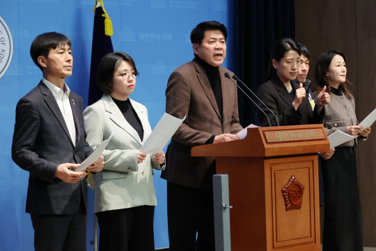 한창민(왼쪽부터) 사회민주당 대표, 용혜인 기본소득당 대표, 김준형 조국혁신당 의원, 윤종오 진보당 원내대표, 더불어민주당 이재정 의원이 17일 서울 여의도 국회 소통관에서 국제의원연맹에 12·3 내란사태에 대한 조사를 진정하게 된 취지를 설명하는 기자회견을 하고 있다. 연합뉴스