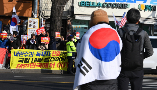 14일 오전 서울 종로구 안국역 인근에서 윤석열 대통령 탄핵을 찬성하는 지지자들과 반대하는 지지자들이 떨어져서 시위를 하고 있다. 박윤슬 기자