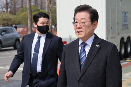 암살 위협설이 제기된 이재명 더불어민주당 대표가 17일 서울 여의도 국회에서 최고위원회의와 비상의원총회를 마친 뒤 경호원의 보호를 받으며 이동하고 있다.뉴시스