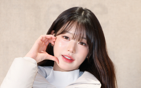 장원영이 지난해 11월 24일 서울 중구 명동 아이더 샤모니명동점에서 열린 아이더 ‘캐시미어 코트 다운’ 출시 기념 팝업스토어 행사에 참석해 포토타임을 가지고 있다. 뉴시스