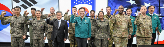 18일 한미연합군사령부 전시지휘소 CP 탱고(TANGO)를 방문한 최상목(가운데) 대통령 권한대행 부총리 겸 기획재정부 장관이 제이비어 브런슨(앞줄 오른쪽 두번째) 한미연합사령관, 강신철(앞줄 왼쪽 두번째) 연합사부사령관 등 한미 지휘부와 ‘같이 갑시다! We go together!’를 외치고 있다. 국방부 제공