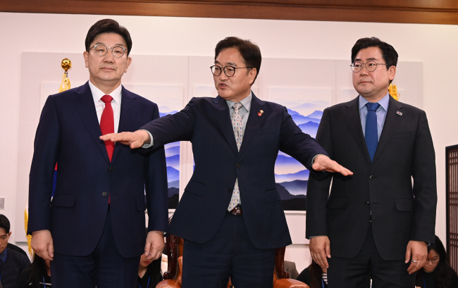 우원식(가운데) 국회의장이 18일 오전 국회에서 열린 여야 원내대표 회동을 주재하기에 앞서 기념촬영을 하고 있다. 왼쪽부터 권성동 국민의힘 원내대표, 우 의장, 박찬대 더불어민주당 원내대표. 박윤슬 기자
