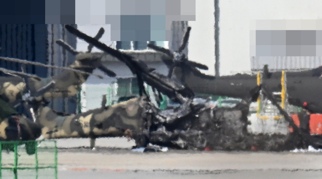 17일 경기 양주시 광적면에 위치한 육군 항공대대에서 착륙을 시도하던 군용 무인기 ‘헤론’이 주기돼 있던 다목적 국산 헬기 ‘수리온’과 충돌했다. 인명 피해 없이 무인기와 사고 헬기 모두 전소됐다. 연합뉴스