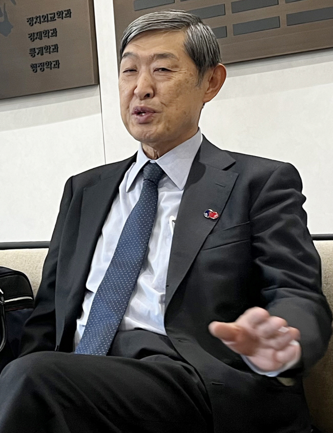 아베 신조 전 일본 총리의 외교·안보 브레인으로 꼽히는 기타오카 신이치 일본 도쿄대 명예교수가 지난 14일 고려대에서 진행된 문화일보와의 단독 인터뷰에서 동북아 정세에 대한 견해를 밝히고 있다. 이시영 기자