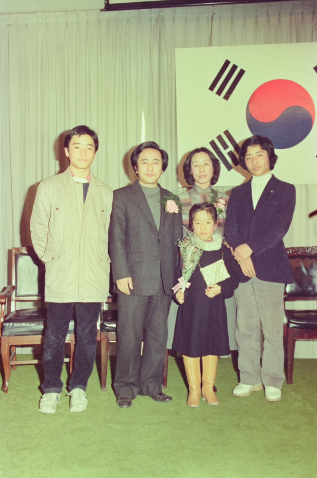 1982년 아빠 김종해(왼쪽 두 번째) 시인이 현대문학상을 수상했을 때 가족과 함께.