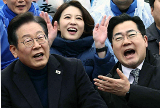 이재명 더불어민주당 대표가 1일 서울 종로구 안국역 인근에서 열린 3.1절 야5당 공동 내란종식 및 민주헌정수호를 위한 윤석열 파면 촉구 범국민대회에 참석해 있다. 뉴시스