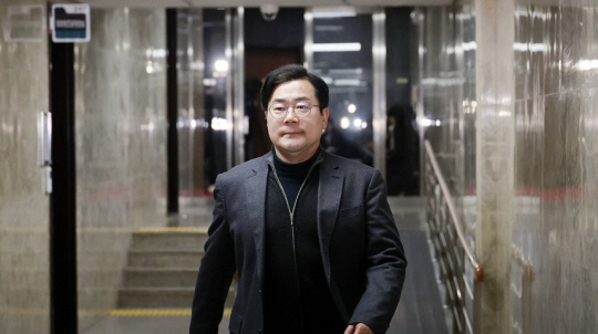 박찬대 더불어민주당 원내대표가 19일 서울 여의도 국회에서 열린 비상의원총회에 참석하고 있다. 연합뉴스
