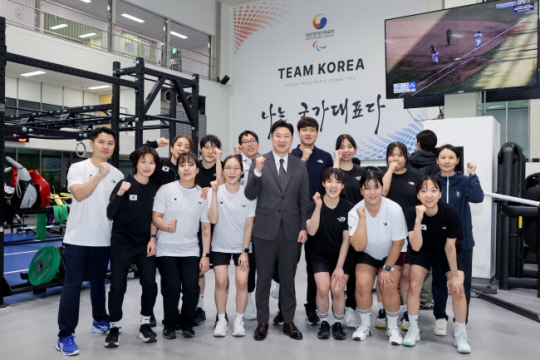 진종오(가운데) 국민의힘 의원이 지난 18일 경기도 이천의 장애인 국가대표 선수촌을 찾아 장애인 국가대표 선수와 지도자 등과 만났다. 사진은 진 의원과 골볼 여자 국가대표팀이 기념 사진을 찍는 모습. 대한장애인체육회 제공