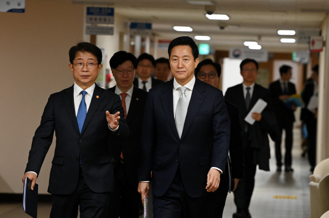 박상우(앞줄 왼쪽) 국토교통부 장관과 오세훈(〃 오른쪽) 서울시장이 19일 정부서울청사에서 주택시장 안정화 방안 발표를 위해 회의장으로 향하고 있다. 윤성호 기자