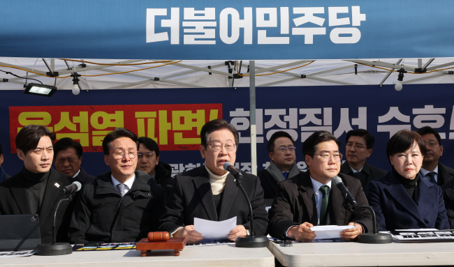 이재명(가운데) 더불어민주당 대표가 19일 오전 서울 광화문에 설치된 천막농성장에서 열린 현장 최고위원회의에서 발언하고 있다. 이 대표는 이날 테러 우려에 따른 신변 보호를 위해 방탄복을 착용했다. 국회사진기자단