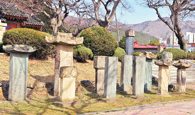 해남읍 서림공원에 세워진 관찰사와 어사의 선정비 혹은 불망비.