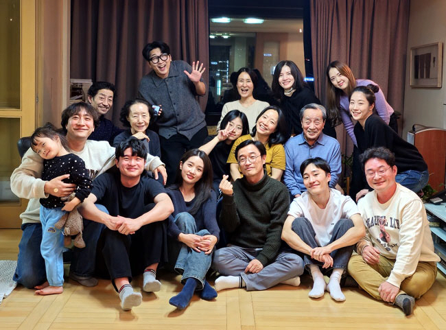 2024년 12월 31일 우리 가족 송년의 밤. 군 전역을 한 손자도, 해외에서 일하던 손녀도, 5세 증손녀까지 빠짐없이 본가에 모였다.