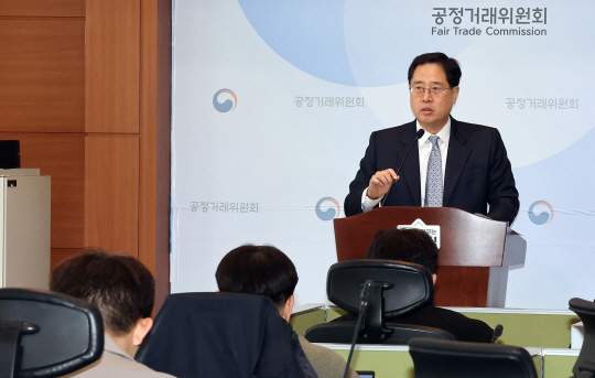 공정거래위원회 이병건 기업거래결합심사국장이 20일 정부세종청사에서 자산 일부를 매각하는 것을 조건으로 시높시스와 앤시스 간 기업결합을 승인했다고 밝히고 있다.연합뉴스